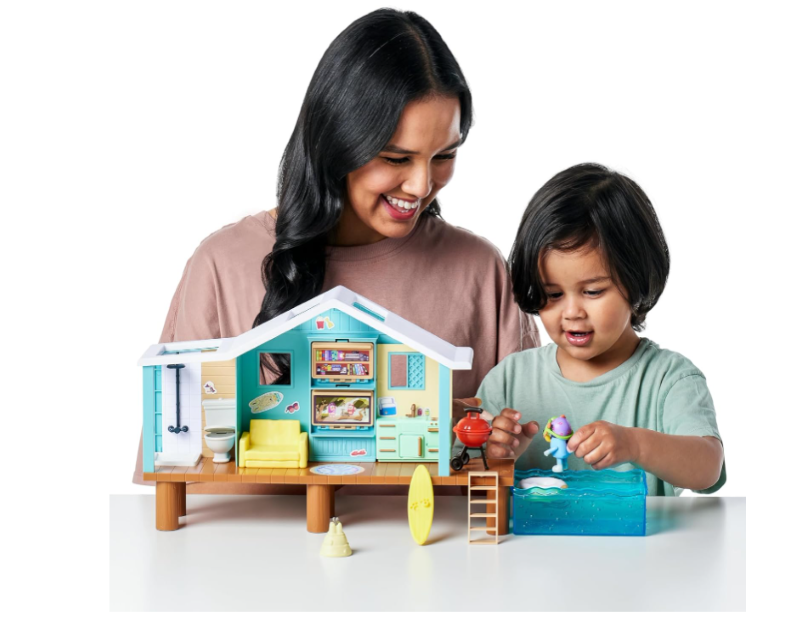 Bluey's Beach Cabin Playset with Exclusive Bluey Figure